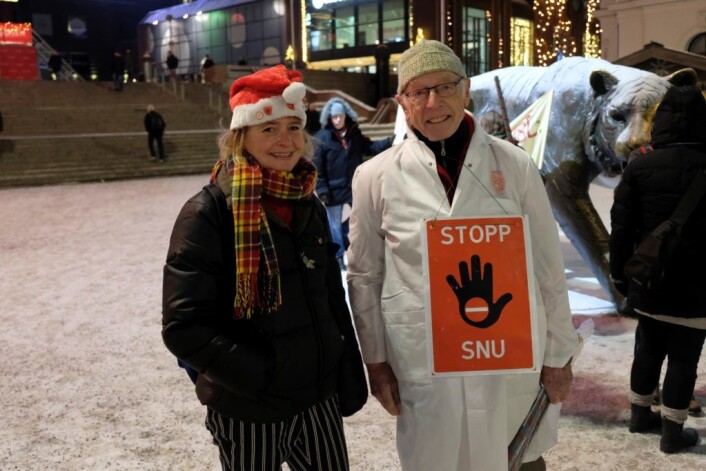 Tidligere sjeflege Rolf Kåresen står på barrikadene for å redde Ullevål sykehus. Her sammen med en annen bevaringstilhenger, Helsepartiets Lene Haug under et fakkeltog for Ullevål på Lucia-dagen i fjor. Foto: Christian Boger Tidligere sjeflege Rolf Kåresen står på barrikadene for å redde Ullevål sykehus. Her sammen med en annen bevaringstilhenger, Helsepartiets Lene Haug under et fakkeltog for Ullevål på Lucia-dagen i fjor. Foto: Christian Boger