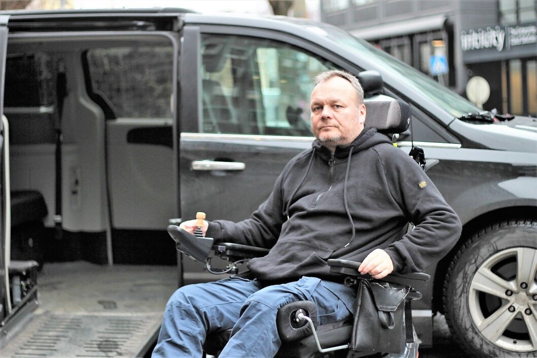 � Parkeringen ved Ullevål er fra før dårlig. Når handikapp-parkering brukes som snødeponi blir det helt håpløst, sier Ørjan Andersen Grut. Foto: André Kjernsli � Parkeringen ved Ullevål er fra før dårlig. Når handikapp-parkering brukes som snødeponi blir det helt håpløst, sier Ørjan Andersen Grut. Foto: André Kjernsli