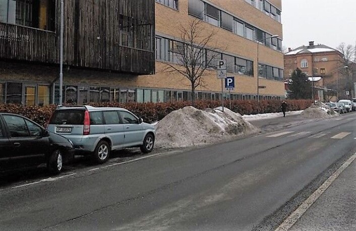 Ordinære p-plasser er brøytet. Men handikapp-parkeringen inne på sykehusområdet er brukt som snødeponi. Foto: Ørjan Andersen Grut Ordinære p-plasser er brøytet. Men handikapp-parkeringen inne på sykehusområdet er brukt som snødeponi. Foto: Ørjan Andersen Grut
