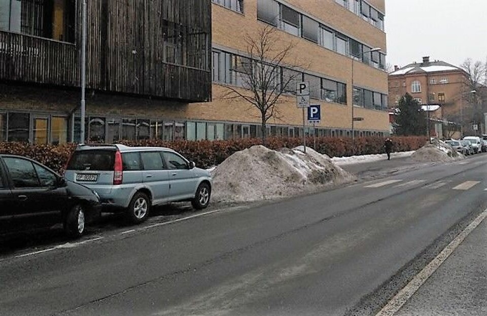 Ordinære p-plasser er brøytet. Men handikapp-parkeringen inne på sykehusområdet er brukt som snødeponi. Foto: Ørjan Andersen Grut