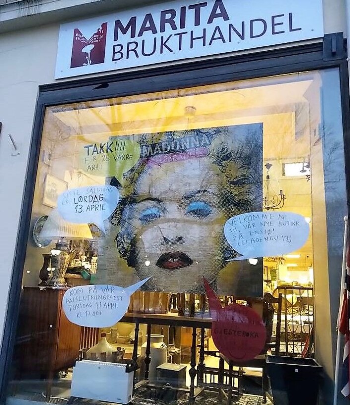 � Nå forsvinner Maritabutikken i Markveien, den siste bruktbutikken på Løkka som bare er en bruktbutikk og verken vintage, antikk, midcentury modern eller retro. Det blir vel Espresso House, Wayne's eller Starbucks som flytter inn, frykter en av butikkens kunder. Foto: H. Gallis � Nå forsvinner Maritabutikken i Markveien, den siste bruktbutikken på Løkka som bare er en bruktbutikk og verken vintage, antikk, midcentury modern eller retro. Det blir vel Espresso House, Wayne's eller Starbucks som flytter inn, frykter en av butikkens kunder. Foto: H. Gallis