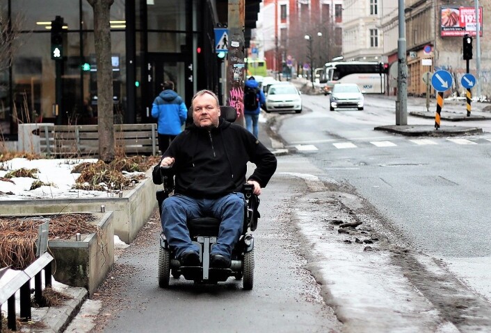 � Når det er bart kan jeg fint parkere på vanlige plasser. Men snø gjør at rullestolen setter seg fast, sier Ørjan Andersen Grut. Foto: André Kjernsli � Når det er bart kan jeg fint parkere på vanlige plasser. Men snø gjør at rullestolen setter seg fast, sier Ørjan Andersen Grut. Foto: André Kjernsli
