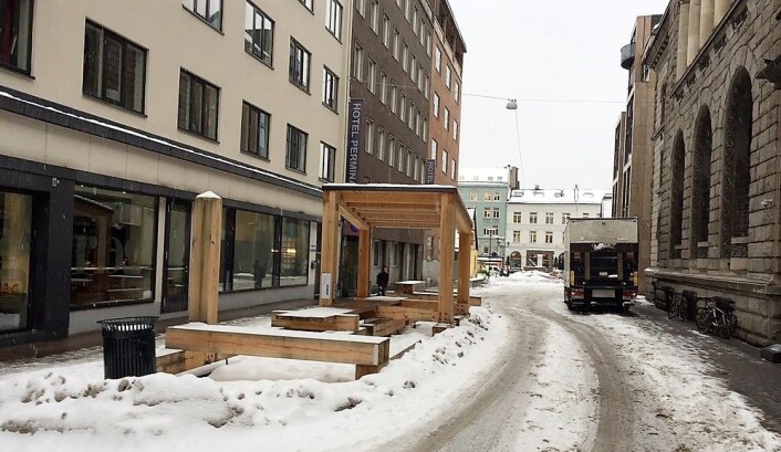 Bymøblene, som nå er ryddet vekk, sto tomme og ubrukte i Øvre Slottsgate. Snøen lå på benkene. Foto: Øystein Aurlien Bymøblene, som nå er ryddet vekk, sto tomme og ubrukte i Øvre Slottsgate. Snøen lå på benkene. Foto: Øystein Aurlien