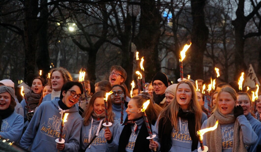Elever ved Oslo Katedralskole gikk i fakkeltog til Karl Johan for å reklamere for sin teateroppsetning av Agatha Christies Musefella. Foto: Christine Evjen Elever ved Oslo Katedralskole gikk i fakkeltog til Karl Johan for å reklamere for sin teateroppsetning av Agatha Christies Musefella. Foto: Christine Evjen