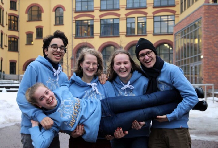 Teatersjefer: Rami Chumber og Henrik Due. Salg- og markedsføringssjefer: Emma Marinelli Johansen, Idunn Marie Ødegård og Jenny Granstrøm (foran). Foto: Karen Seierstad Teatersjefer: Rami Chumber og Henrik Due. Salg- og markedsføringssjefer: Emma Marinelli Johansen, Idunn Marie Ødegård og Jenny Granstrøm (foran). Foto: Karen Seierstad