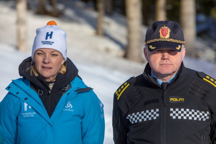 – Det skal være trygt, sikkert og hyggelig å være på skirenn i Holmenkollen, sier leder for Holmenkollen Skifestival, Kristin Vestgren Sæterøy, flankert av Roy B. Evensen – Det skal være trygt, sikkert og hyggelig å være på skirenn i Holmenkollen, sier leder for Holmenkollen Skifestival, Kristin Vestgren Sæterøy, flankert av Roy B. Evensen