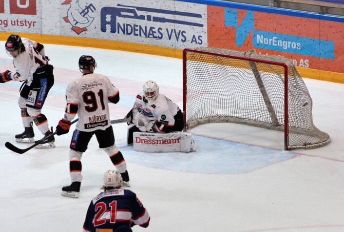 Frisks keeper hører bare suset av pucken idet VIF tar ledelsen. Foto: André Kjernsli Frisks keeper hører bare suset av pucken idet VIF tar ledelsen. Foto: André Kjernsli