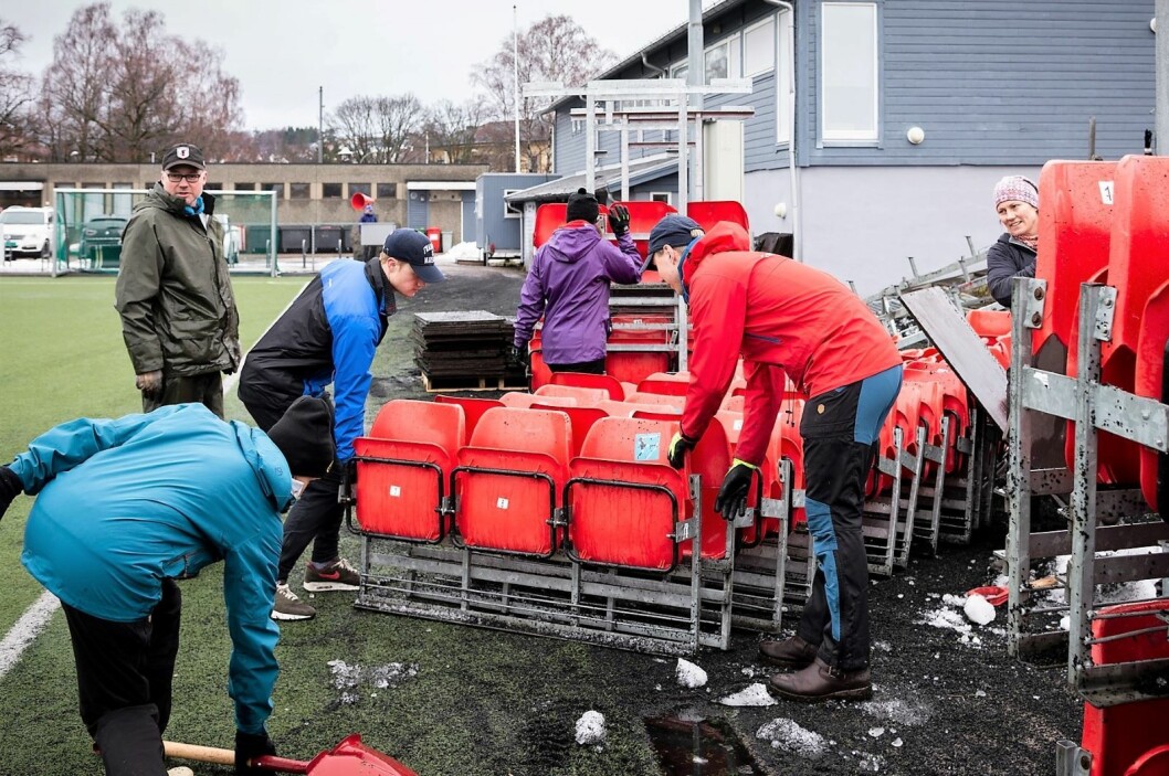 De fleste idrettslag i Oslo er helt avhengige av frivillig innsats. Her er litt av Skeids dugnadsgjeng i ferd med å demontere hovedtribunen. Foto: Bjørnar Morønning