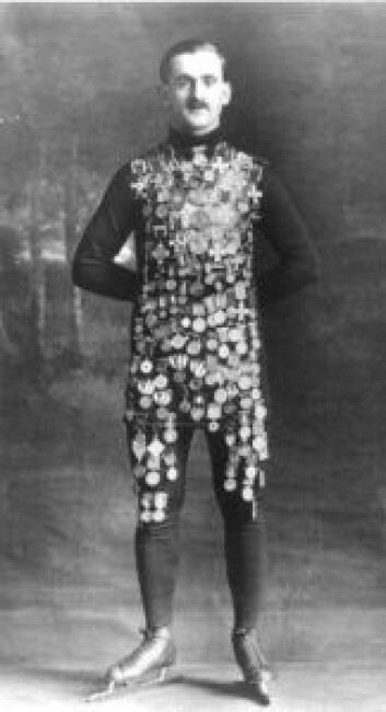 Den norske skøytekongen Oscar Mathisen prydet med alle medaljene. NTB arkivfoto / SCANPIX Den norske skøytekongen Oscar Mathisen prydet med alle medaljene. NTB arkivfoto / SCANPIX