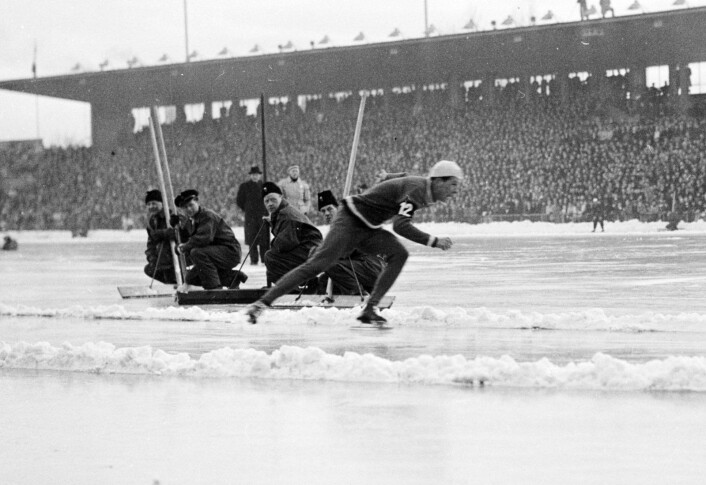 Gullmedaljevinner på 500 meter, Ken Henry fra USA, i aksjon i OL 1952 på Bislett. Foto NTB / Scanpix Gullmedaljevinner på 500 meter, Ken Henry fra USA, i aksjon i OL 1952 på Bislett. Foto NTB / Scanpix