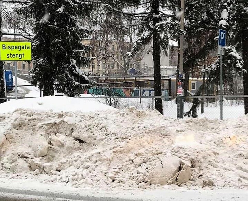 Til høyre i bildet, bak snøhaugen, sees skiltet som markerer at parkeringen er ment for bevegelseshemmede. Foto: Lisbeth Irene Nordli