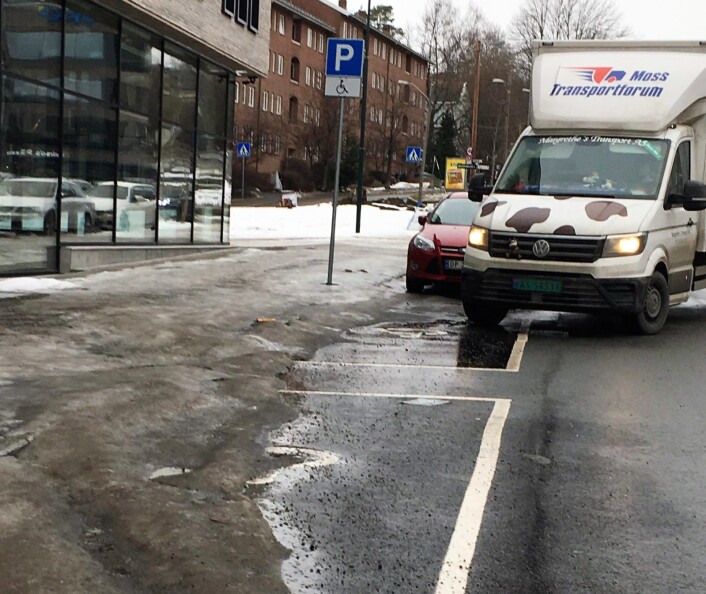 Snøen som ble dumpet på handikapp-parkeringen i Hovfaret på Skøyen er i ferd med å smelte. Men tirsdag 19. feburar var det fortsatt ikke ryddet. Foto: Magnhild Sørbotten Snøen som ble dumpet på handikapp-parkeringen i Hovfaret på Skøyen er i ferd med å smelte. Men tirsdag 19. feburar var det fortsatt ikke ryddet. Foto: Magnhild Sørbotten