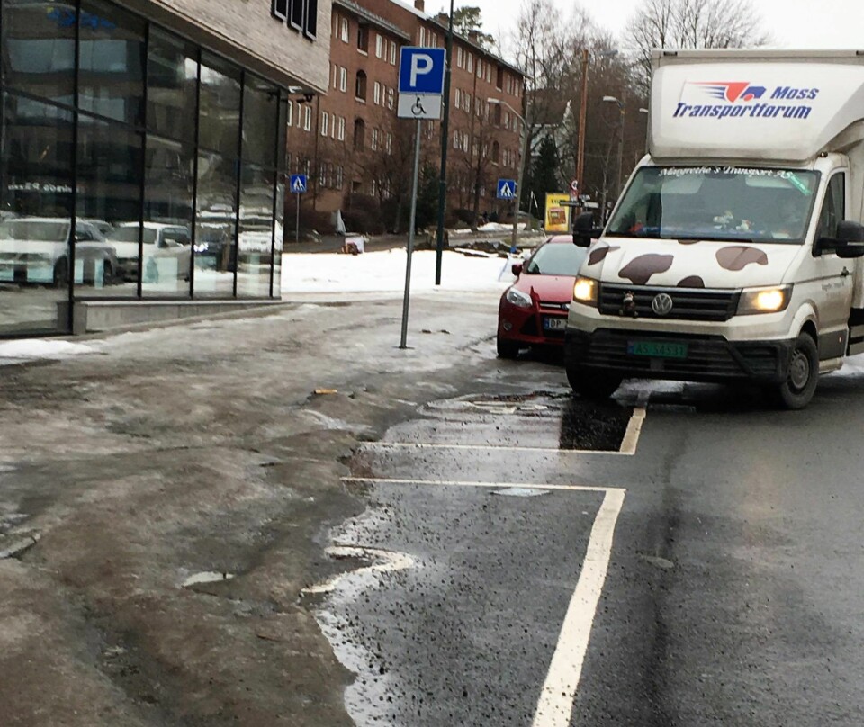Snøen som ble dumpet på handikapp-parkeringen i Hovfaret på Skøyen er i ferd med å smelte. Men tirsdag 19. feburar var det fortsatt ikke ryddet. Foto: Magnhild Sørbotten