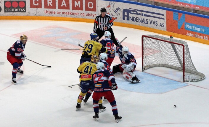 Det meste i første periode handlet om Storhamar. Foto: André Kjernsli Det meste i første periode handlet om Storhamar. Foto: André Kjernsli
