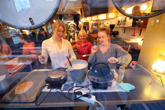 June og Camilla steker vafler mens vaffelbestemor Liv Marie passer på, Foto: André Kjernsli June og Camilla steker vafler mens vaffelbestemor Liv Marie passer på, Foto: André Kjernsli