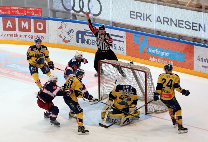 Enga var mer med i midtperioden, her markerer dommer for avventende utvisning på en Storhamar-spiller. Foto: André Kjernsli Enga var mer med i midtperioden, her markerer dommer for avventende utvisning på en Storhamar-spiller. Foto: André Kjernsli