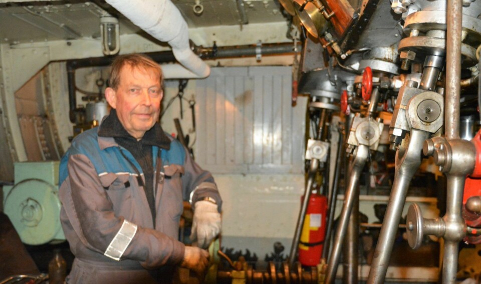 Maskinist Pål Gulbrandsen er svært fornøyd med igjen å ha fyr på DS Børøysunds dampkjele. Foto: Christian Boger