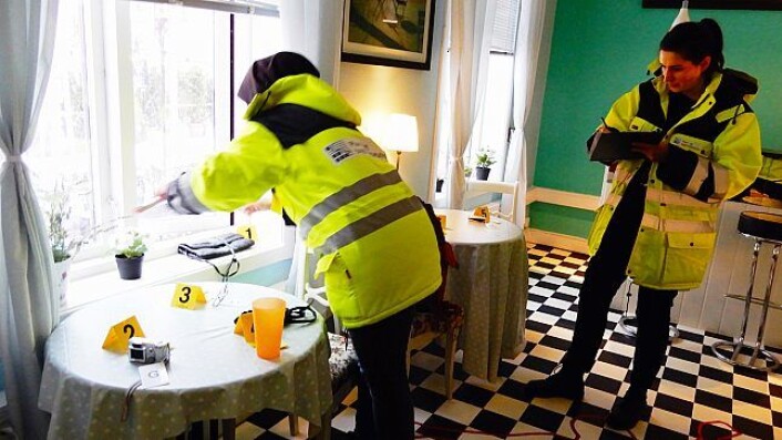 Er vinduet bredt nok som rømningsvei? Senioringeniør Rahele Rahmati måler, mens prosjektingeniør Ragnhild Ertsrud sjekker om rommet innfrir listens krav til brannvernutstyr. Foto: Kristin Nilsen Er vinduet bredt nok som rømningsvei? Senioringeniør Rahele Rahmati måler, mens prosjektingeniør Ragnhild Ertsrud sjekker om rommet innfrir listens krav til brannvernutstyr. Foto: Kristin Nilsen