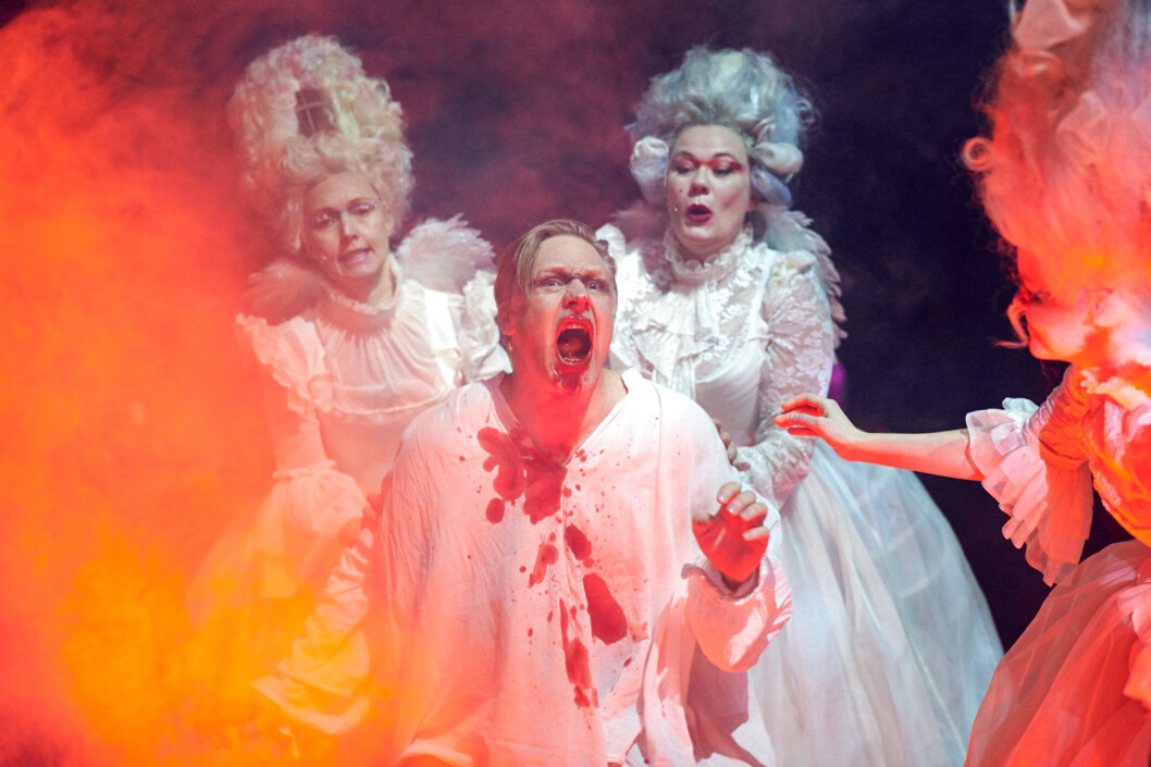 Mads Ousdal i rollen som Faust. Eller bare som "Mannen". Foto: Øyvind Eide / Nationaltheateret Mads Ousdal i rollen som Faust. Eller bare som "Mannen". Foto: Øyvind Eide / Nationaltheateret