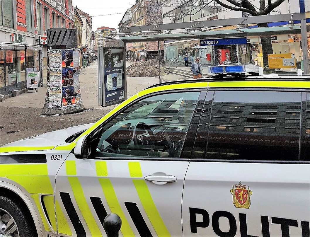 Den skadde mannen i 30-årene er kjørt til Ullevål sykehus. Foto: André Kjernsli Den skadde mannen i 30-årene er kjørt til Ullevål sykehus. Foto: André Kjernsli