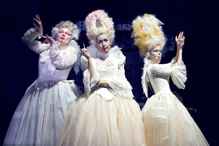 Marika Enstad, Petronella Barker og Kjersti Tveterås utgjør kvinnekoret i stykket "Vi må snakke om Faust". Foto: Øyvind Eide / Nationaltheatret Marika Enstad, Petronella Barker og Kjersti Tveterås utgjør kvinnekoret i stykket "Vi må snakke om Faust". Foto: Øyvind Eide / Nationaltheatret