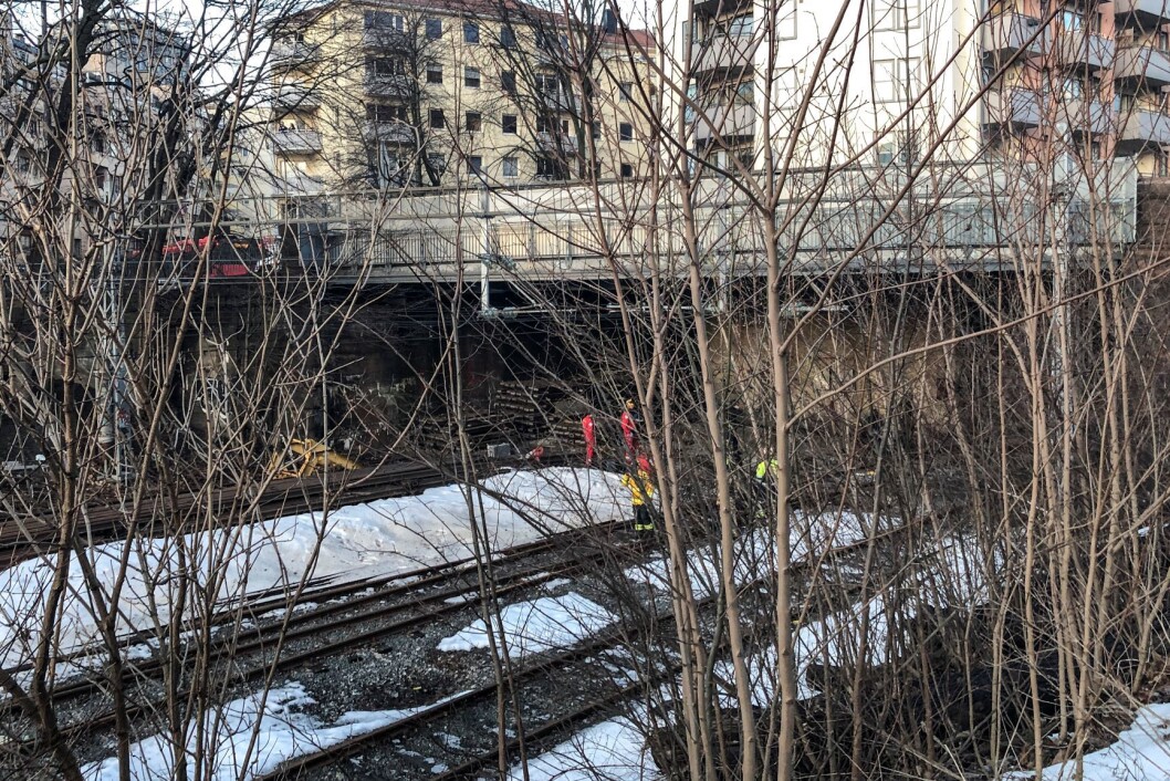 En tenåring er død, mens to andre tenåringer er kritisk skadd etter at de gikk inn i en togtunnel i Oslo og kom i kontakt med strømførende materiell. Foto: NTB scanpix En tenåring er død, mens to andre tenåringer er kritisk skadd etter at de gikk inn i en togtunnel i Oslo og kom i kontakt med strømførende materiell. Foto: NTB scanpix