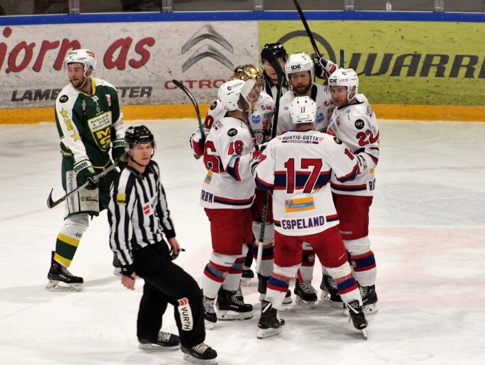 VIF scoret to ganger i overtall i første periode. Her juble Vålerenga-spillerne etter Kalle Ekelunds 2-0. Foto: André Kjernsli VIF scoret to ganger i overtall i første periode. Her juble Vålerenga-spillerne etter Kalle Ekelunds 2-0. Foto: André Kjernsli