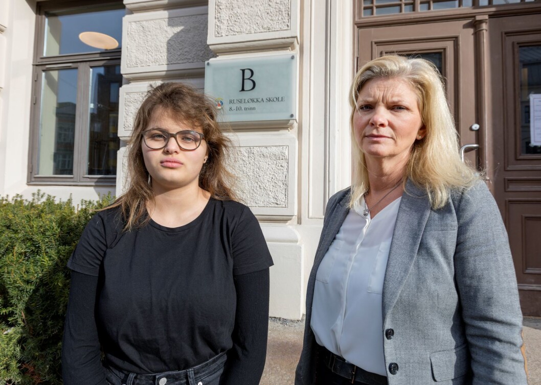 Rektor Merete Hansen og Stella Whist (t.v), elevrådsrepresentant ved Ruseløkka skole, hvor både gutten som omkom gikk på skole, og også en av dem som er kritisk skadet er elev tirsdag før Minnemarkering. Foto: Gorm Kallestad / NTB scanpix Rektor Merete Hansen og Stella Whist (t.v), elevrådsrepresentant ved Ruseløkka skole, hvor både gutten som omkom gikk på skole, og også en av dem som er kritisk skadet er elev tirsdag før Minnemarkering. Foto: Gorm Kallestad / NTB scanpix