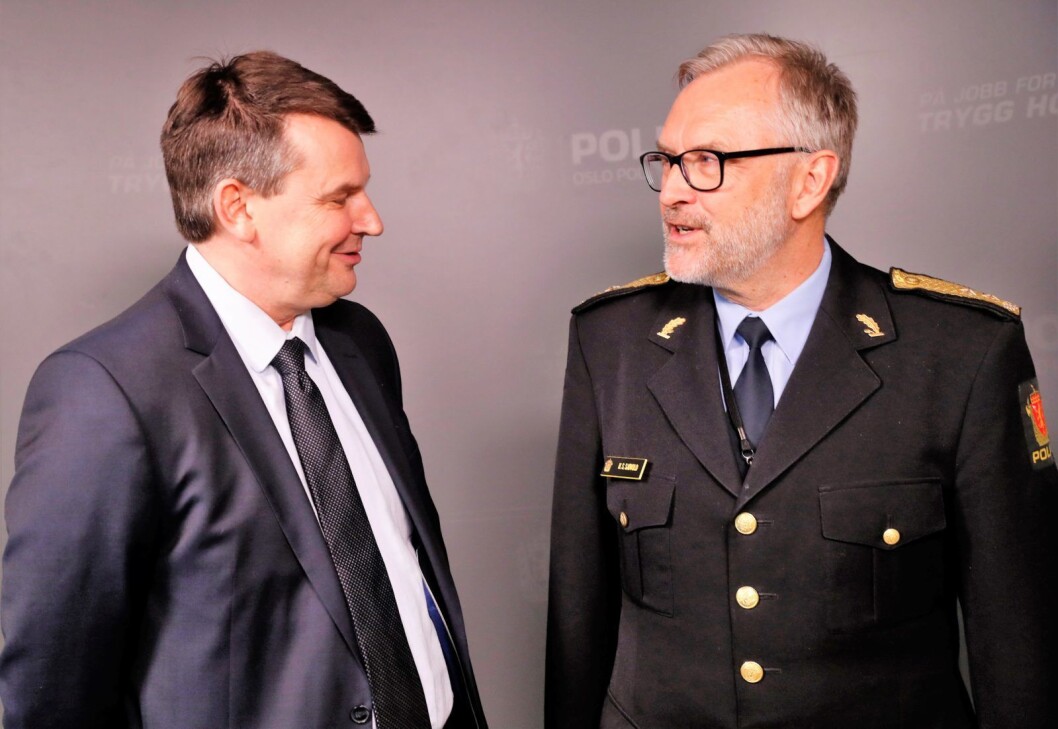 Politimester Hans Sverre Sjøvold i Oslo politidistrikt sier at politiet ser at knivbruken har økt. Han er mest bekymret over at stadig yngre personer bruker kniv for å begå kriminalitet. Bildet er fra et møte mellom Tor Mikkel Wara og Hans Sverre Sjøvold.
Foto: Terje Bendiksby / NTB scanpix Politimester Hans Sverre Sjøvold i Oslo politidistrikt sier at politiet ser at knivbruken har økt. Han er mest bekymret over at stadig yngre personer bruker kniv for å begå kriminalitet. Bildet er fra et møte mellom Tor Mikkel Wara og Hans Sverre Sjøvold.
Foto: Terje Bendiksby / NTB scanpix