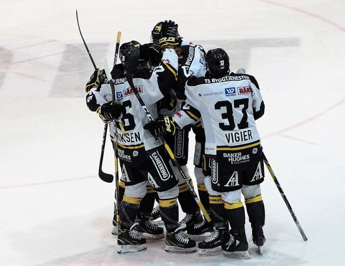 Stavanger Oilers jubler etter 1-0 ved siddislagets amerikanske løper, Mario Lucia, knapt seks minutter ut i første periode. Foto: André Kjernsli Stavanger Oilers jubler etter 1-0 ved siddislagets amerikanske løper, Mario Lucia, knapt seks minutter ut i første periode. Foto: André Kjernsli
