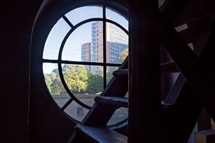 Blokkene på Enerhaugen, sett gjennom vinduene på Grønland kirke. Foto: Magne Geir Bøe. Blokkene på Enerhaugen, sett gjennom vinduene på Grønland kirke. Foto: Magne Geir Bøe.