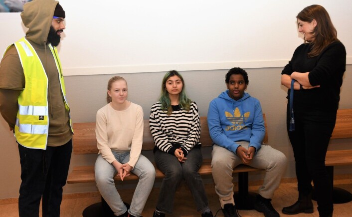 Jordal-Elevene Agnes (t.h), Mona og Abdi mener miljøet på skolen er godt. Det same gjør miljøarbeider Hussain Raza og sosiallærer Elin Kjelsaas Rogndokken. Foto: Christian Boger Jordal-Elevene Agnes (t.h), Mona og Abdi mener miljøet på skolen er godt. Det same gjør miljøarbeider Hussain Raza og sosiallærer Elin Kjelsaas Rogndokken. Foto: Christian Boger