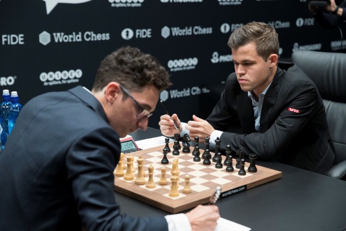 Regjerende verdensmester i sjakk Magnus Carlsen og utfordrer Fabiano Caruana under sjakk-VM i London i 2018. Foto: Terje Bendiksby / NTB scanpix Regjerende verdensmester i sjakk Magnus Carlsen og utfordrer Fabiano Caruana under sjakk-VM i London i 2018. Foto: Terje Bendiksby / NTB scanpix