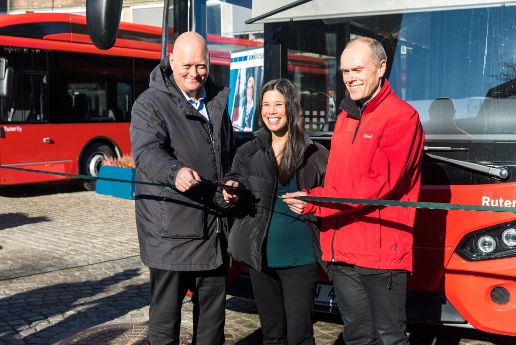 Klipp: Administrerende direktør i Unibuss Øystein Svendsen, byråd for miljø og samferdsel Lan Marie Nguyen Berg og plandirektør i Ruter, Snorre Lægran, ønsket de første elbussene velkommen til miljøhovedstaden. Foto: Unibuss Klipp: Administrerende direktør i Unibuss Øystein Svendsen, byråd for miljø og samferdsel Lan Marie Nguyen Berg og plandirektør i Ruter, Snorre Lægran, ønsket de første elbussene velkommen til miljøhovedstaden. Foto: Unibuss