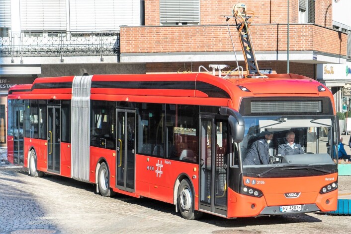 De fremmøtte fikk muligheten til en omvisning inne i de nye elbussene. Foto: Unibuss De fremmøtte fikk muligheten til en omvisning inne i de nye elbussene. Foto: Unibuss