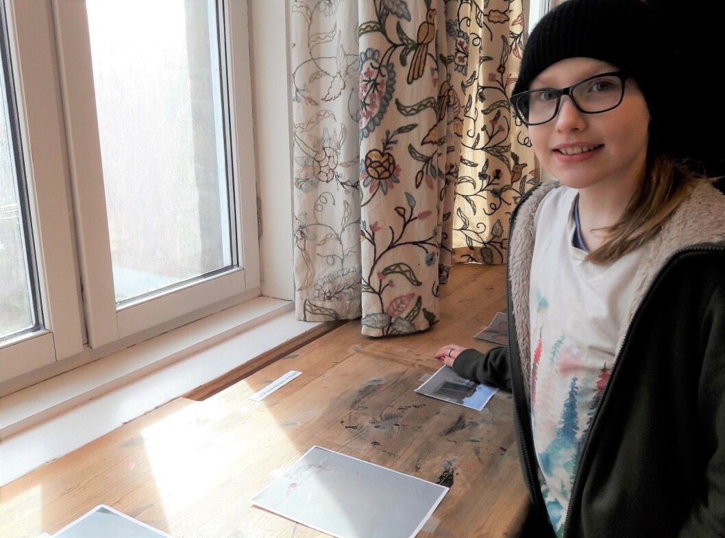 Lerke Danielsen Brustad fant både en ape og en elefant i veggen på skolen. Bildene hun lagde viste hun fram på utstillingen. Foto: Anders Høilund Lerke Danielsen Brustad fant både en ape og en elefant i veggen på skolen. Bildene hun lagde viste hun fram på utstillingen. Foto: Anders Høilund