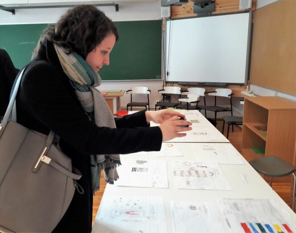 Miriam Abildsnes sikret seg bilder av elevenes tegninger for å ha med tilbake til utdanningsetaten. Foto: Anders Høilund