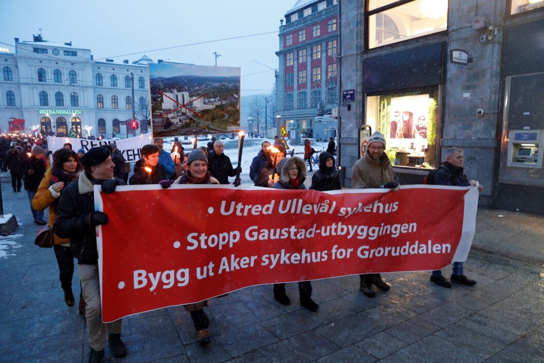 Fra fakkeltog mot bygging av Gaustad, arrangert av LO Oslo, Oslo legeforening, Fagforbundet Oslo, Aker Sykehus Venner, Redd Ullevål Sykehus, Helsetjenesteaksjonen, Den norske
Jordmorforening, Psykologforeningen OUS og Folkebevegelsen for lokalsykehusene. Foto: Terje Bendiksby / NTB scanpix Fra fakkeltog mot bygging av Gaustad, arrangert av LO Oslo, Oslo legeforening, Fagforbundet Oslo, Aker Sykehus Venner, Redd Ullevål Sykehus, Helsetjenesteaksjonen, Den norske
Jordmorforening, Psykologforeningen OUS og Folkebevegelsen for lokalsykehusene. Foto: Terje Bendiksby / NTB scanpix