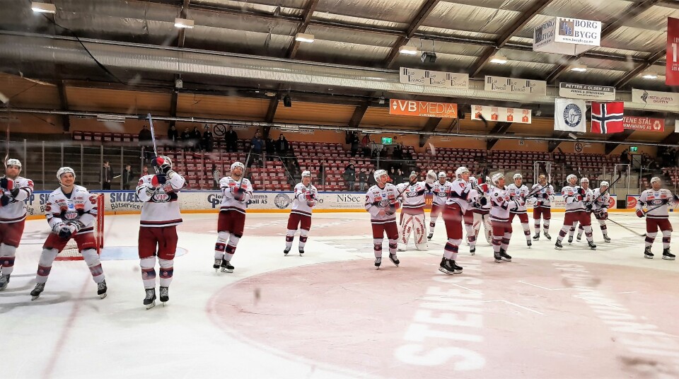 Vålerenga-spillerne kunne juble over et nytt seriemesterskap i ishockey søndag kveld.
Foto: Christian Boger