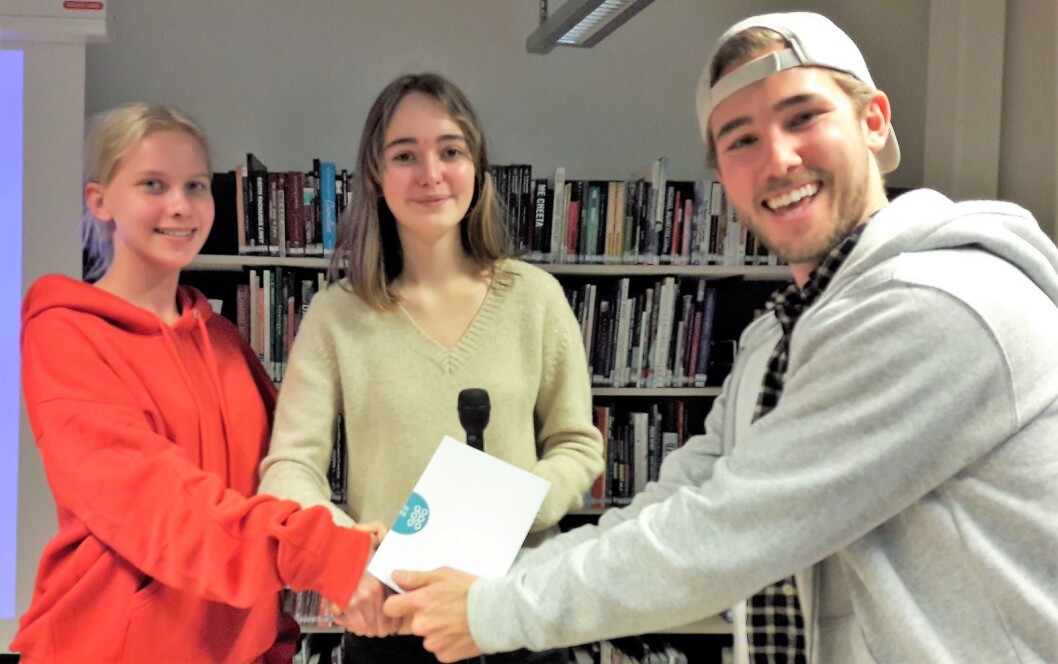 Leah Kristoffersen Larsen og Julia Sørgaard deler ut premien for beste pitch til The Ocean Bottles William Pearson Leah Kristoffersen Larsen og Julia Sørgaard deler ut premien for beste pitch til The Ocean Bottles William Pearson