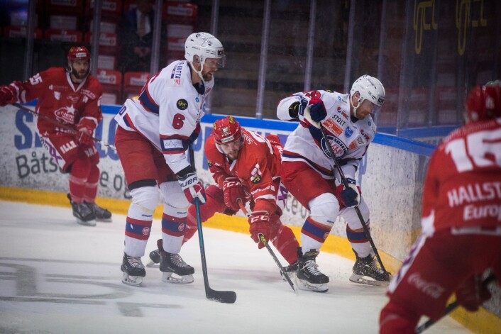 Vålerengas Jonas Oppøyen (t.h) i duell med en Stjernen spiller under eliteseriekampen i ishockey mellom Stjernen og Vålerenga i Stjernehallen i Fredrikstad. Foto: Trond Reidar Teigen / NTB scanpix Vålerengas Jonas Oppøyen (t.h) i duell med en Stjernen spiller under eliteseriekampen i ishockey mellom Stjernen og Vålerenga i Stjernehallen i Fredrikstad. Foto: Trond Reidar Teigen / NTB scanpix