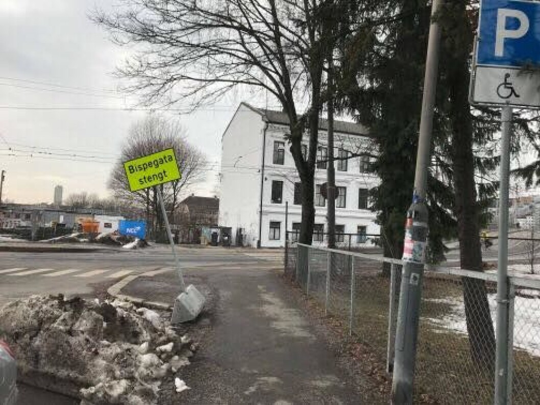 Bymiljøetaten sier Hadeland Maskindrift ikke kan bøtelegges fordi det sto en annen bil for tett opp til snøen som var dumpet på handikapp-parkeringen i Ekebergveien. Foto: Lisbeth Irene Nordli Bymiljøetaten sier Hadeland Maskindrift ikke kan bøtelegges fordi det sto en annen bil for tett opp til snøen som var dumpet på handikapp-parkeringen i Ekebergveien. Foto: Lisbeth Irene Nordli