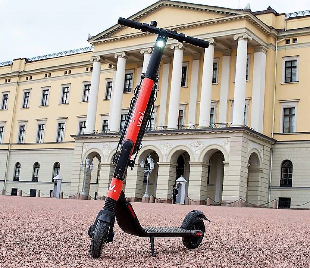 Svenske Voi brukte Slottet som bakgrunn da selskapet sparket igang sin lansering av de elektriske delings-scooterne i Oslo mandag. Foto: Voi Svenske Voi brukte Slottet som bakgrunn da selskapet sparket igang sin lansering av de elektriske delings-scooterne i Oslo mandag. Foto: Voi
