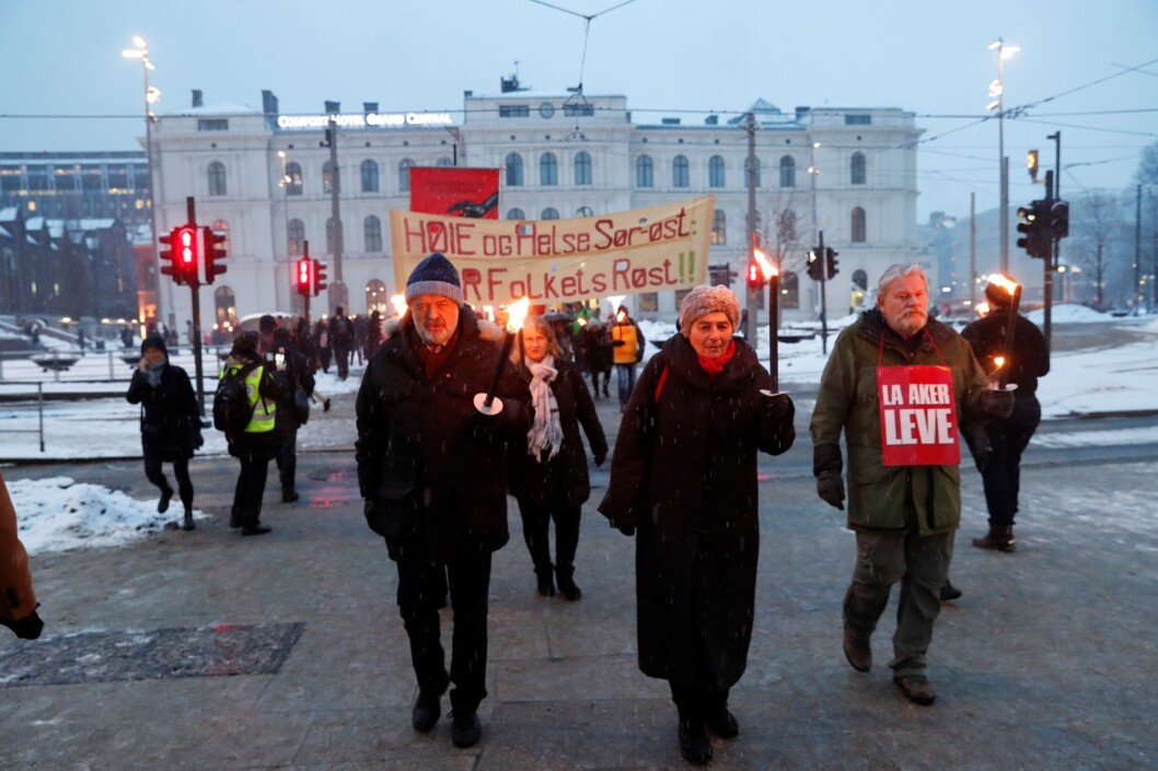 Motstanden mot å legge ned Ullevål sykehus vokser. Nylig gikk LO Oslo, Oslo legeforening, Fagforbundet Oslo, Aker sykehus Venner, Redd Ullevål sykehus, Helsetjenesteaksjonen, Den norske Jordmorforening, Psykologforeningen OUS og Folkebevegelsen for lokalsykehusene i fakkeltog mot nedleggelsen. Foto: Terje Bendiksby / NTB scanpix Motstanden mot å legge ned Ullevål sykehus vokser. Nylig gikk LO Oslo, Oslo legeforening, Fagforbundet Oslo, Aker sykehus Venner, Redd Ullevål sykehus, Helsetjenesteaksjonen, Den norske Jordmorforening, Psykologforeningen OUS og Folkebevegelsen for lokalsykehusene i fakkeltog mot nedleggelsen. Foto: Terje Bendiksby / NTB scanpix