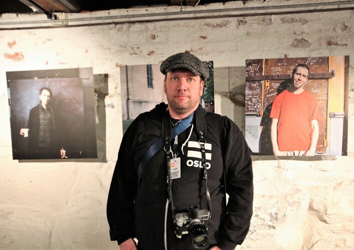Niklas Mørkland foran noen av portrettene han har tatt av =Oslo-selgerne. Foto: André Kjernsli Niklas Mørkland foran noen av portrettene han har tatt av =Oslo-selgerne. Foto: André Kjernsli