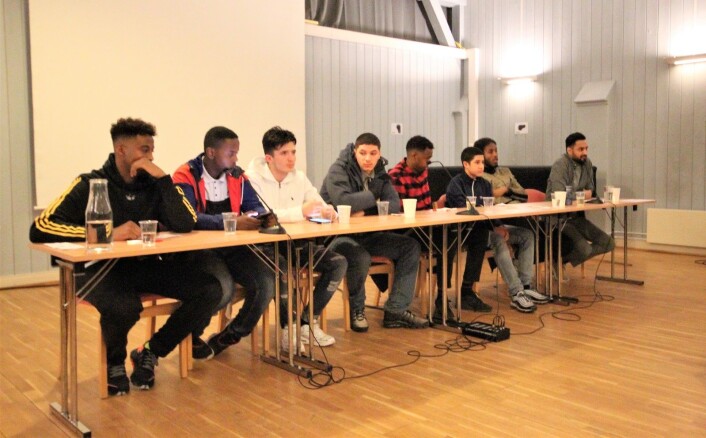 Fra venstre: Zakariya Rashid, Said, Semir, Wasim, Khalid Abdilahi, Souhaib, Bashir Ali Rashid, og Omar Syed Gilani (prosjektleder i Samarbeid for inkluderende dialog). Foto: André Kjernsli Fra venstre: Zakariya Rashid, Said, Semir, Wasim, Khalid Abdilahi, Souhaib, Bashir Ali Rashid, og Omar Syed Gilani (prosjektleder i Samarbeid for inkluderende dialog). Foto: André Kjernsli