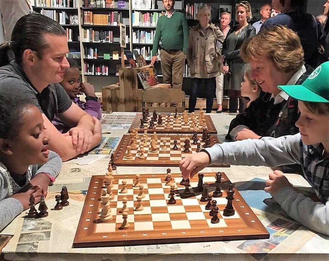 Hver tirsdag ettermiddag spiller skoleelever sjakk på Tøyen bibliotek. MDGs medlem av bydelsutvalget i Gamle Oslo, Viktor Gjengaar, spiller sjakk mot ordfører Marianne Borgen (SV). Foto: Privat Hver tirsdag ettermiddag spiller skoleelever sjakk på Tøyen bibliotek. MDGs medlem av bydelsutvalget i Gamle Oslo, Viktor Gjengaar, spiller sjakk mot ordfører Marianne Borgen (SV). Foto: Privat