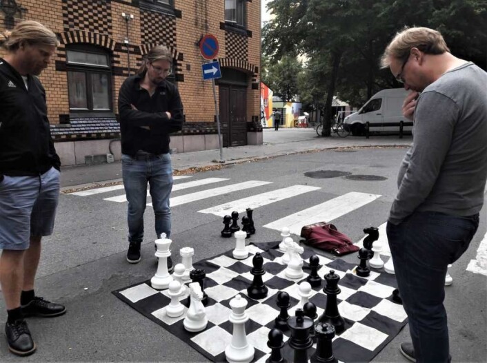 Det er noe med sjakkbrikker som gjør at folk kan stirre på dem med en alvorlig mine i evigheter. Her fra et gatesjakkparti i Urtegata i bydel Gamle Oslo. Foto: Anders Høilund Det er noe med sjakkbrikker som gjør at folk kan stirre på dem med en alvorlig mine i evigheter. Her fra et gatesjakkparti i Urtegata i bydel Gamle Oslo. Foto: Anders Høilund