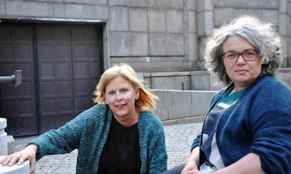 � Funksjonshemmede bedes gå kjøkkenveien, sier Magnhild Sørbotten (t.h) og Camilla Wilhelmsen utenfor rådhusets garasjedør. Foto: Arnsten Linstad