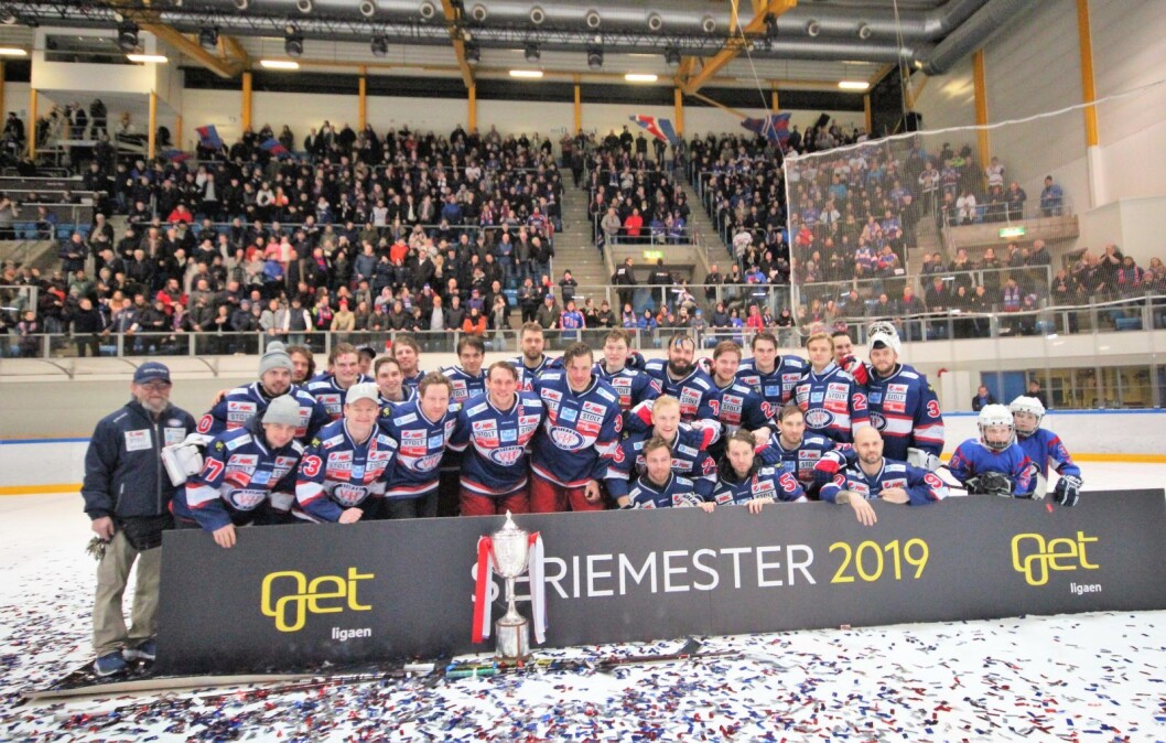 På konfetti-fylt is ble Vålerenga hyllet av et fullsatt Furuset Forum etter kampen mot Ringerike Panthers. Med seks juniorer på laget vant VIF 4-0 over seriens svakeste lag. Foto: André Kjernsli På konfetti-fylt is ble Vålerenga hyllet av et fullsatt Furuset Forum etter kampen mot Ringerike Panthers. Med seks juniorer på laget vant VIF 4-0 over seriens svakeste lag. Foto: André Kjernsli